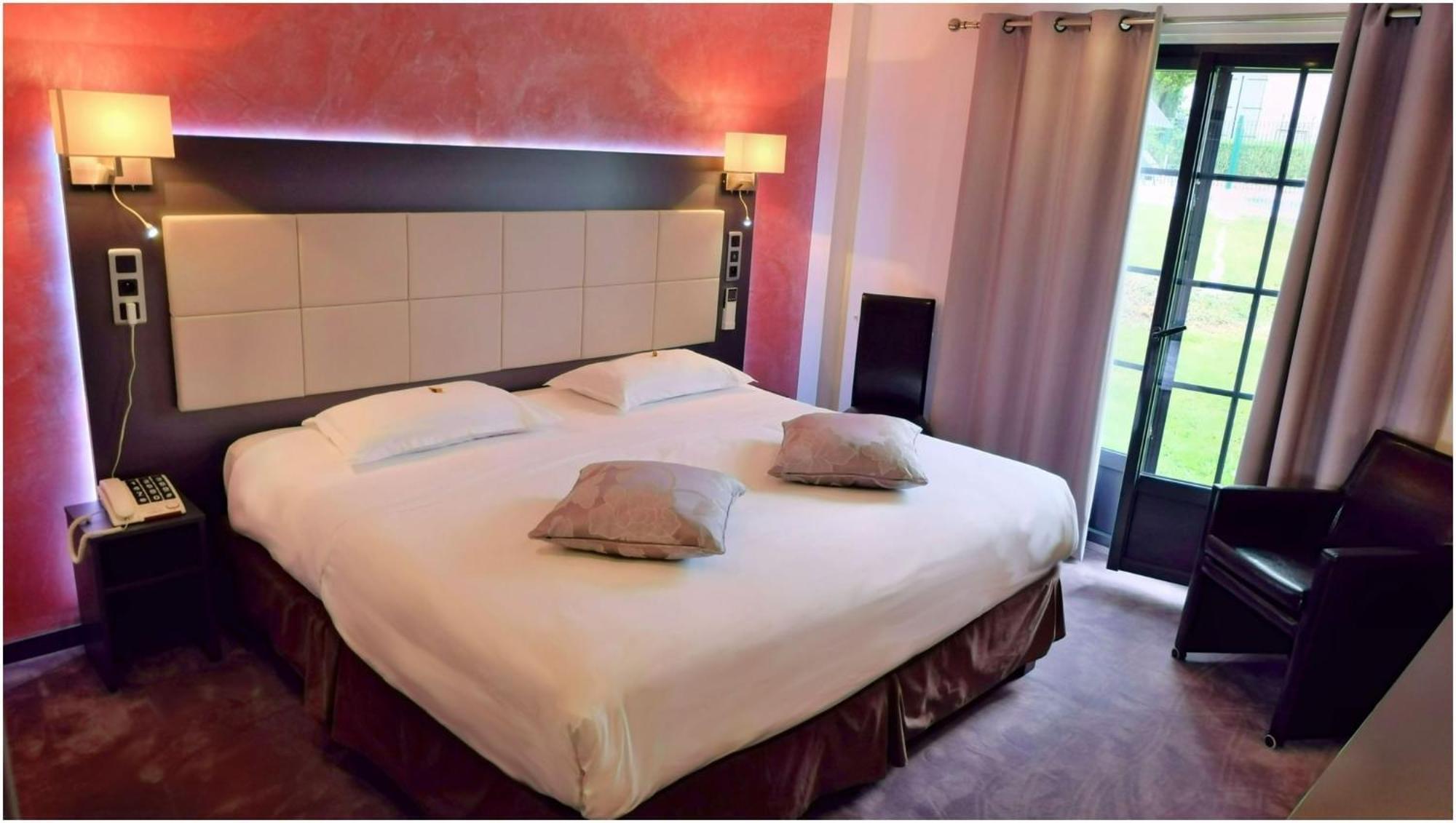 Hotel Restaurant Les Coquelicots, The Originals Relais Saint-Pardoux-l'Ortigier Ngoại thất bức ảnh