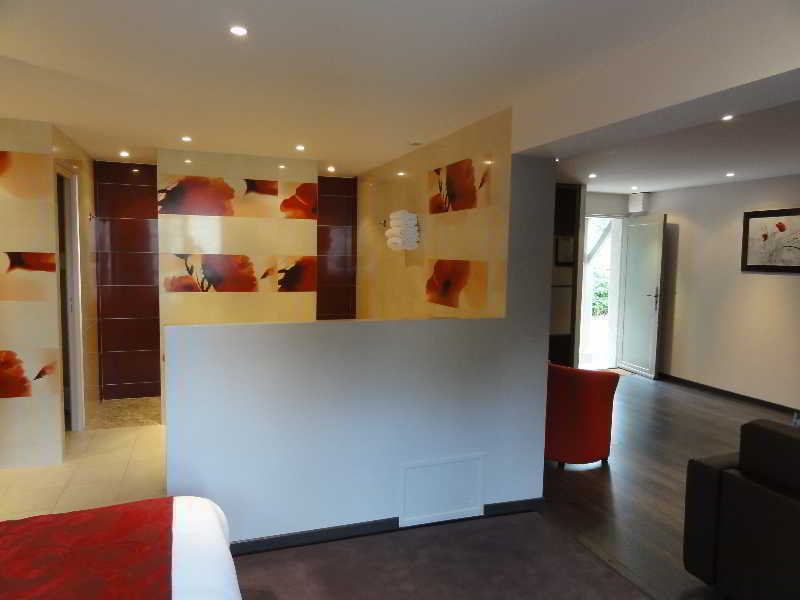 Hotel Restaurant Les Coquelicots, The Originals Relais Saint-Pardoux-l'Ortigier Ngoại thất bức ảnh