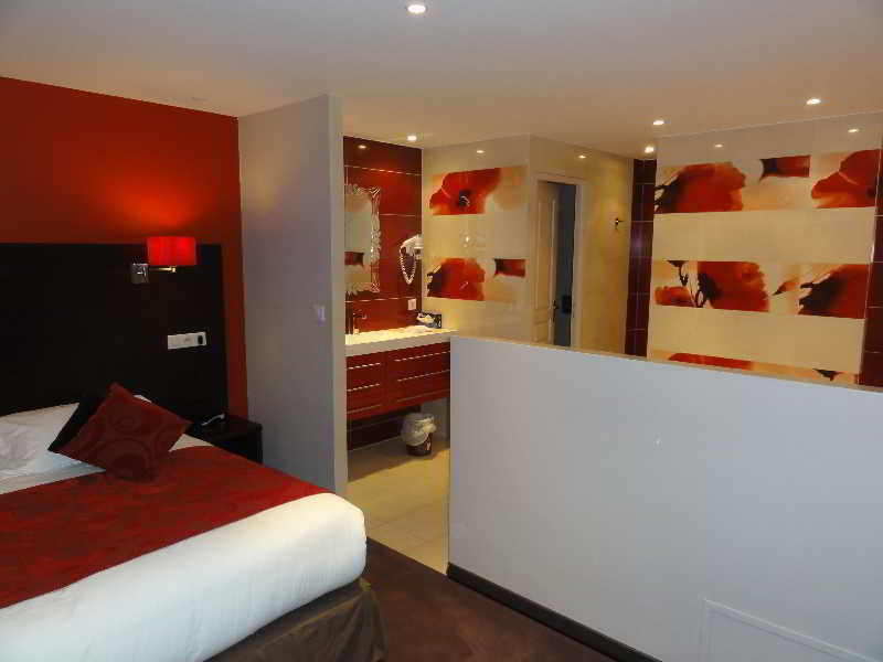 Hotel Restaurant Les Coquelicots, The Originals Relais Saint-Pardoux-l'Ortigier Ngoại thất bức ảnh
