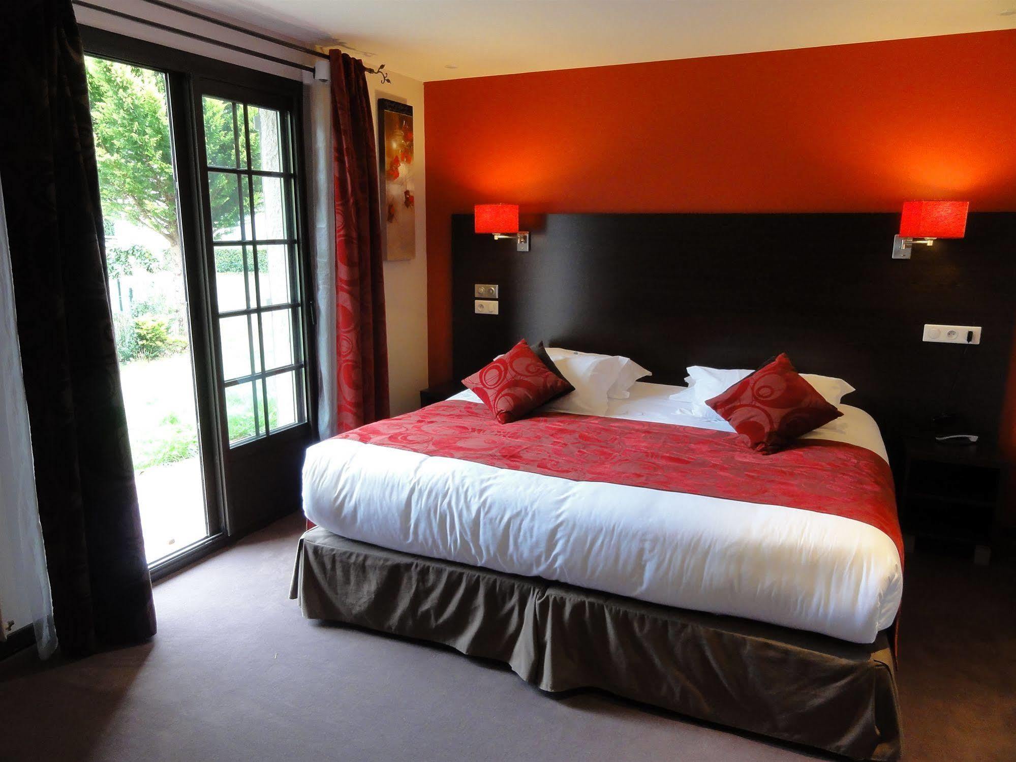 Hotel Restaurant Les Coquelicots, The Originals Relais Saint-Pardoux-l'Ortigier Phòng bức ảnh